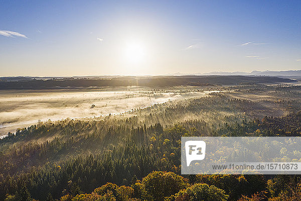 Deutschland  Bayern  Oberbayern  Naturschutzgebiet Isarauen  Luftaufnahme der Isar bei Sonnenaufgang