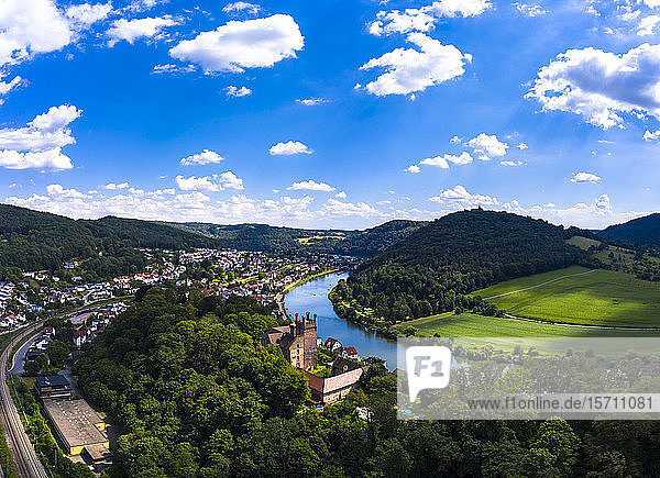 Deutschland, Baden-Württemberg, Neckarsteinach, Luftaufnahme von Stadt und Schlössern Schadeck, Vorderburg, Mittelburg, Hinterburg