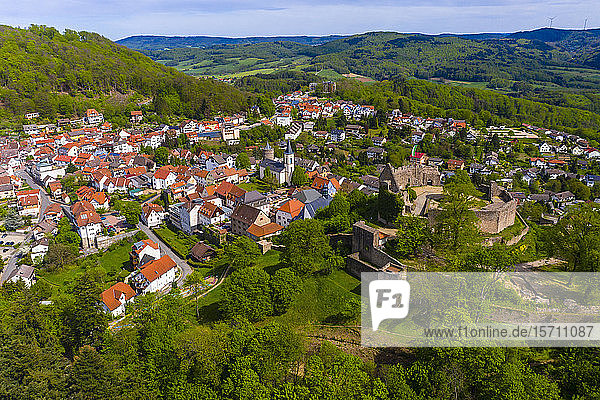 Deutschland  Hessen  Lindenfels  Luftbild der mittelalterlichen Stadt mit Burgruine im Zentrum