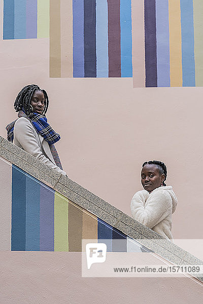 Porträt von zwei jungen Frauen auf einer bunten Treppe
