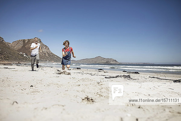 Vater und Tochter amüsieren sich gemeinsam am Strand  Kapstadt  Western Cape  Südafrika