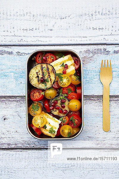 Persischer Tomatensalat mit Halloumi in Metall-Lunchbox