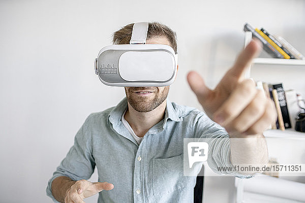 Porträt eines Mannes mit VR-Brille im Büro