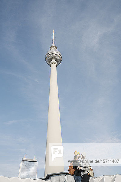 Junges Paar umarmt sich mit Fernsehturm im Hintergrund  Berlin  Deutschland