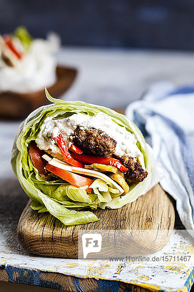 Low-Carb-Burger mit Brötchensalat  gebratenem Gemüse und Tzatziki-Sauce