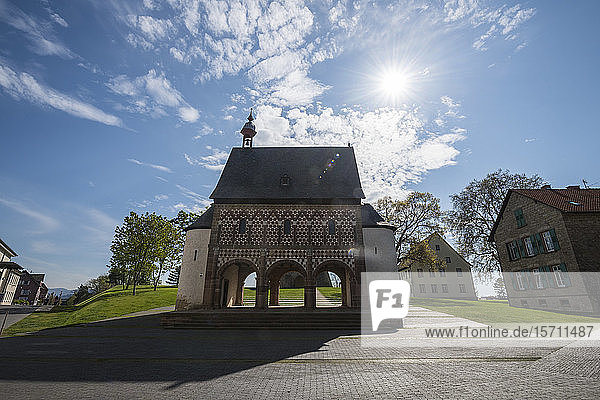 Deutschland  Hessen  Lorsch  Sonne scheint über der Torhalle des Klosters Lorsch