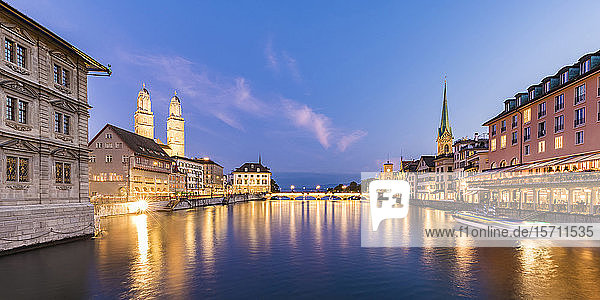 Schweiz  Kanton Zürich  Zürich  Fluss Limmat zwischen beleuchteten Altstadt-Ufergebäuden in der Abenddämmerung