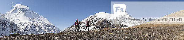 Wanderer am Chonbarden-Gletscher  Dhaulagiri  Französischer Pass  Dhaulagiri-Rundwanderung  Himalaya  Nepal