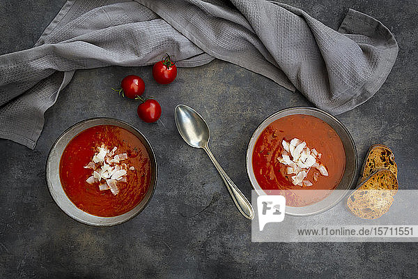 Schalen mit veganer Tomatensuppe mit Kokosnussflocken