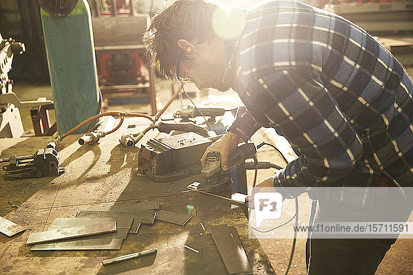 Metallarbeiter in der Werkstatt