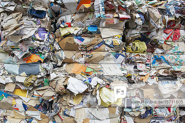 Grosser Haufen Papier Und Pappe Im Recyclingzentrum