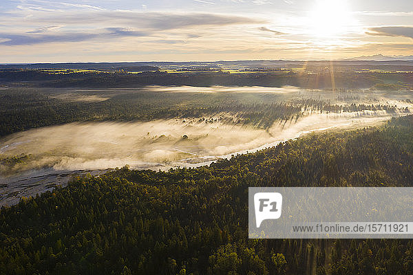 Deutschland  Bayern  Wolfratshausen  Nebelschwaden über der Isar bei malerischem Sonnenaufgang
