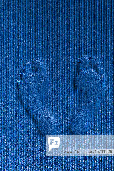 Fussspuren auf blauer Trainingsmatte