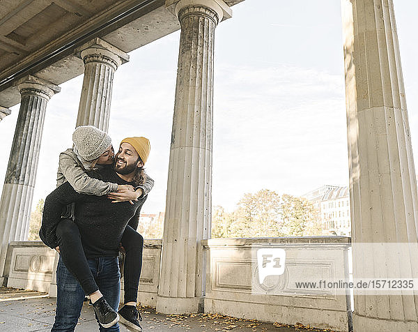 Glückliches junges Paar amüsiert sich in einer Spielhalle in der Stadt  Berlin  Deutschland