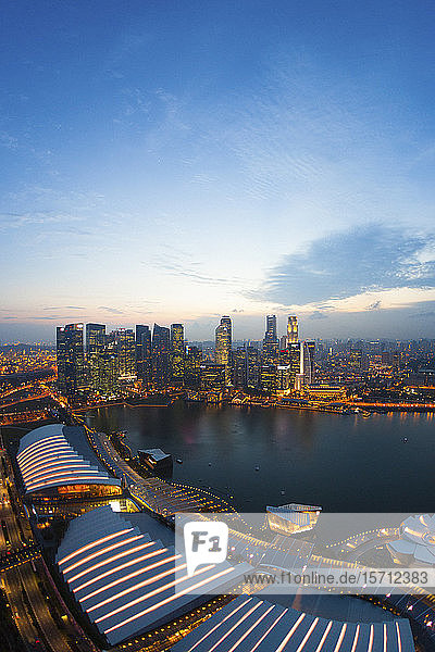 Singapur  Luftaufnahme der Bucht von Singapur Marina in der Abenddämmerung