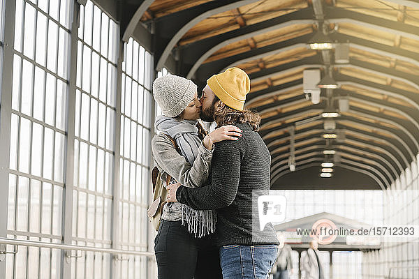 Junges Paar küsst sich in einer U-Bahn-Station  Berlin  Deutschland