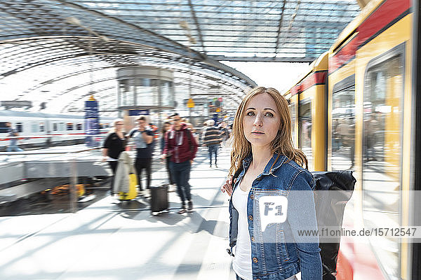 Frau auf dem Bahnsteig beim Aussteigen aus dem Zug  Berlin  Deutschland