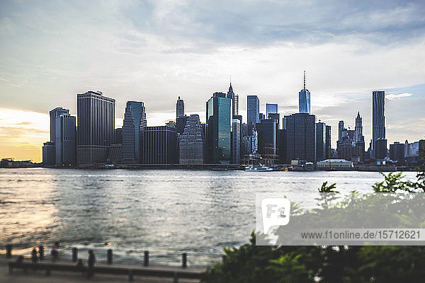 USA New York New York City Skyline von Manhattan bei Sonnenuntergang