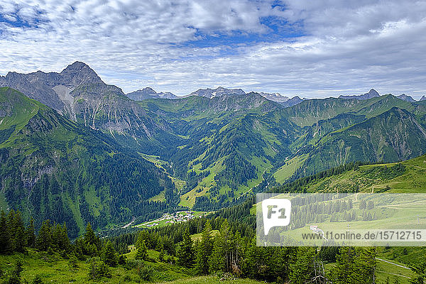 Österreich  Vorarlberg  Mittelberg  Grünes Landschaftstal vom Gipfel des Walmendinger Horns aus gesehen