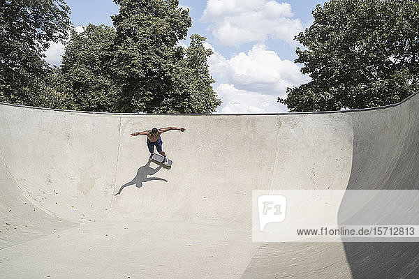 Mann beim Schlittschuhlaufen im Skatepark