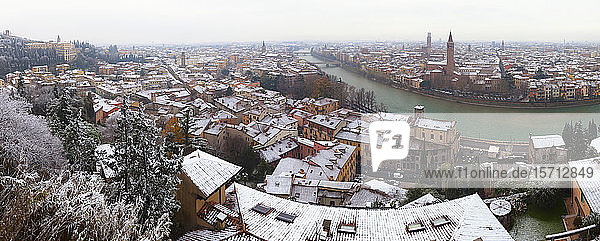 Italien Verona Panorama der Flussuferstadt im Winter