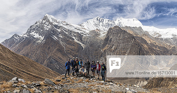 Trekkinggruppe auf dem Tsaurabong-Gipfel  italienisches Basislager  Dhaulagiri Circuit Trek  Himalaya  Nepal