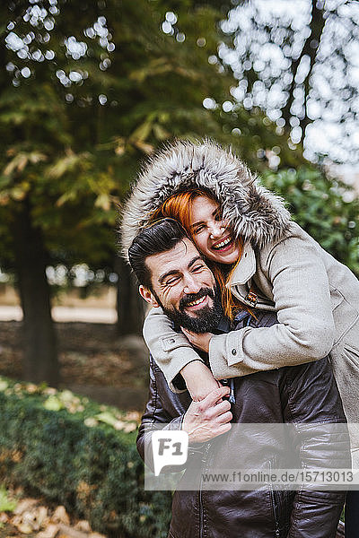 Porträt eines glücklichen Paares im Herbst