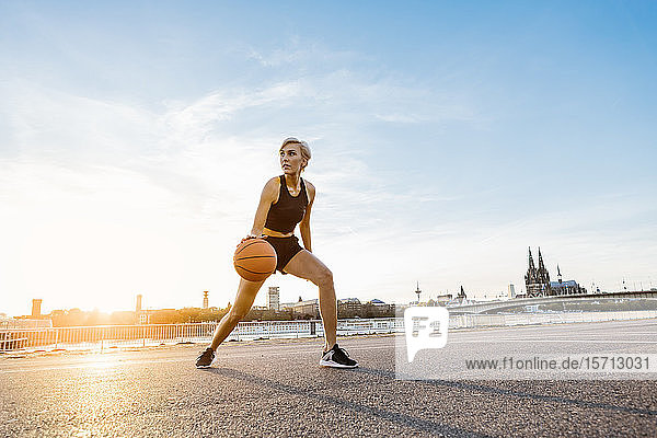 Blonde Frau spielt Basketball in Köln  Deutschland