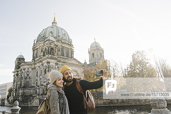 Junges Paar bei einem Selbstmordversuch mit dem Berliner Dom im Hintergrund  Berlin  Deutschland