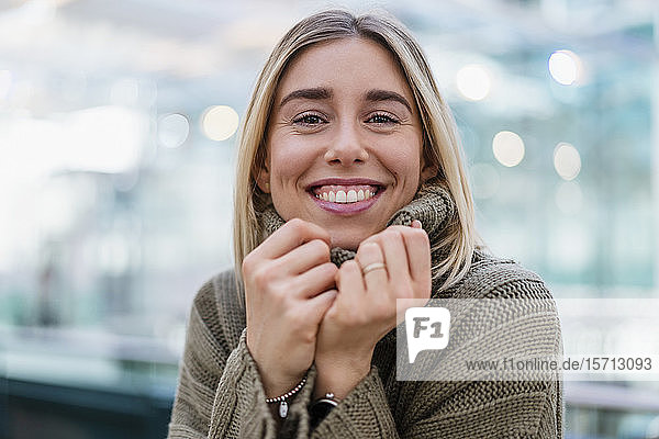 Porträt einer lächelnden jungen Frau mit Rollkragenpullover
