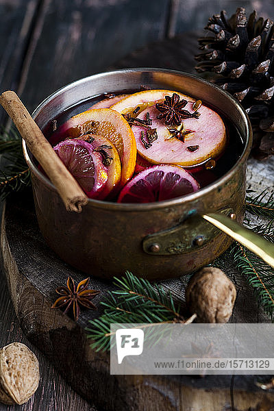 Glühwein mit Orangen und Zimt in einer Kasserolle