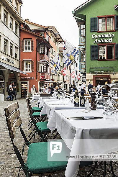 Schweiz  Kanton Zürich  Zürich  Restauranttische im Freien an der Augustinergasse