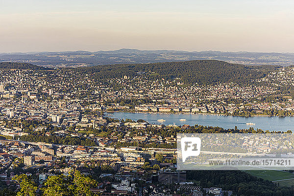 Schweiz  Kanton Zürich  Zürich  Stadt am Rand des Zürichsees vom Uetliberg aus gesehen