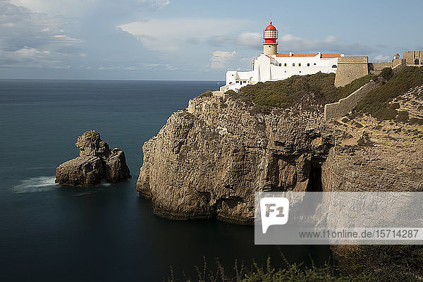 Portugal  Bezirk Faro  Lagos  Leuchtturm am Rande der Küstenklippe