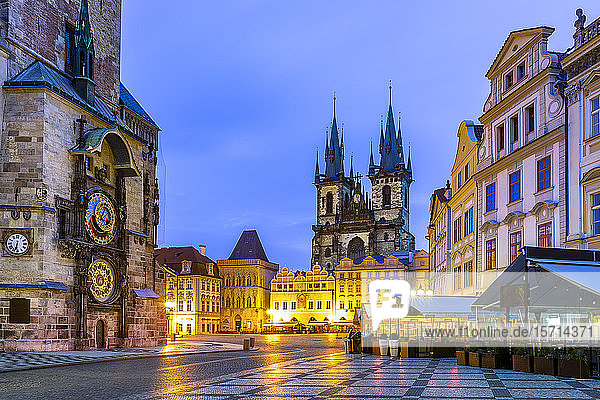Tschechische Republik  Prag  Astronomische Uhr des Alten Rathauses und der Frauenkirche vor Tyn in der Abenddämmerung