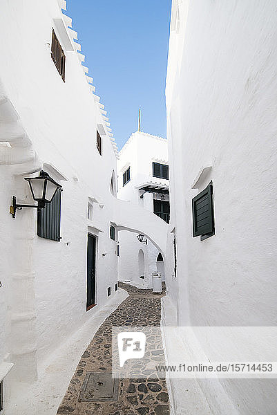 Spanien Menorca Binibeca Weiß getünchte Häuser und enge Gasse