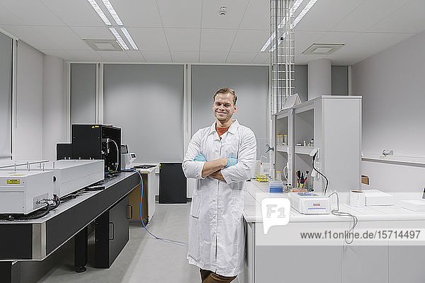 Porträt eines selbstbewussten Wissenschaftlers im Labor