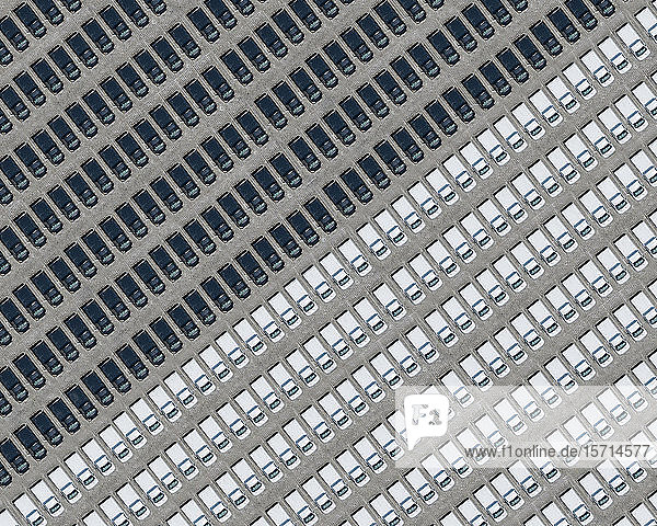 Luftaufnahme eines mit schwarz-weißen Autos gefüllten Parkplatzes