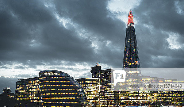 Großbritannien  England  London  Wolken über dem Rathaus  Scherben und umliegende Gebäude in der Abenddämmerung
