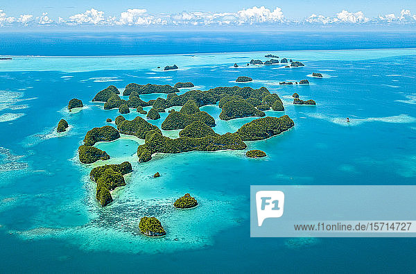 Palau  Luftaufnahme der Siebzig Inseln