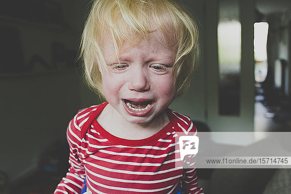 Porträt eines weinenden Kleinkindes