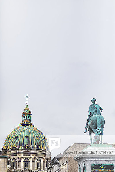Dänemark  Kopenhagen  Reiterstatue von Friedrich V. mit der Frederikskirche im Hintergrund