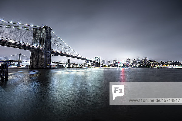 USA  New York  Brooklyn Bridge bei Nacht