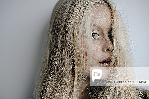 Porträt einer schönen blonden jungen Frau