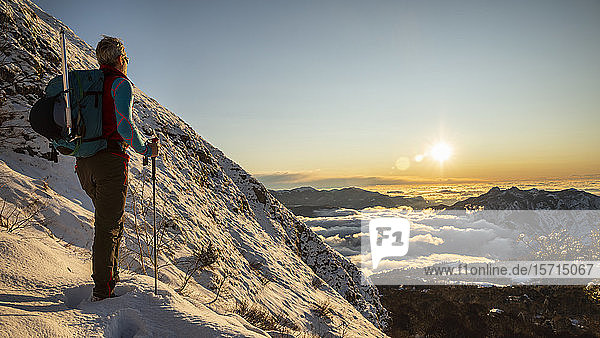 Bergsteiger am Berghang bei Sonnenaufgang Orobie Alps Lecco Italien