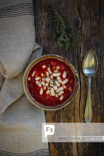 Schale mit toskanischer Tomatensuppe mit Cannellini-Bohnen und Thymian