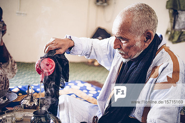 Senior man in Smara refugee camp preparing tea  Tindouf  Algeria