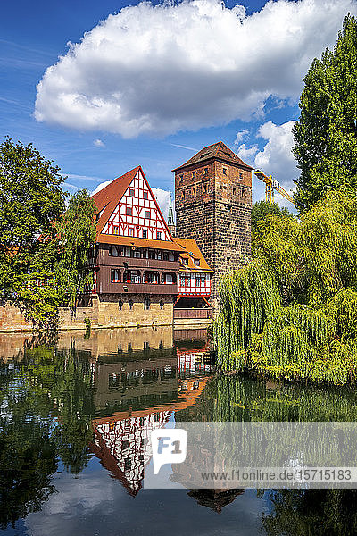 Deutschland  Nürnberg  Weinstadel und Wasserturm am Fluss