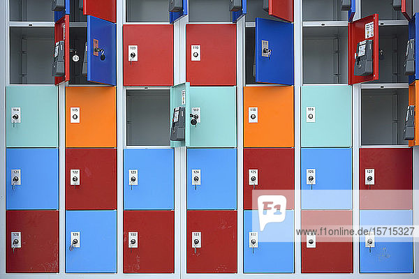 Reihen von Schränken mit Türen in verschiedenen Farben