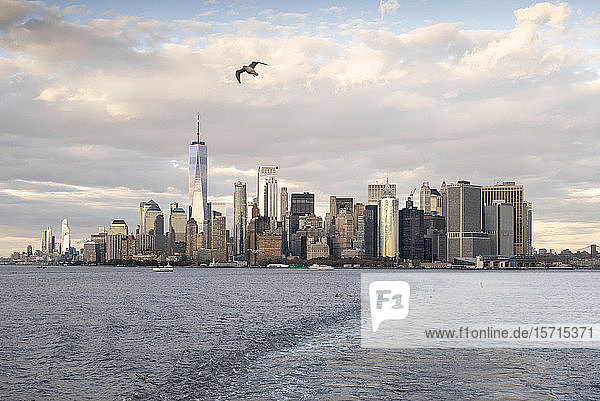 USA  New York  New York City  Skyline von Manhattan über den Hudson River gesehen